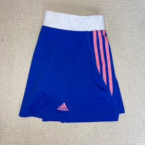 Adidas kjol  - Perfekt till padel, tennis eller golf!☺️ Det är bra skick på kjolen. 33 cm lång. Frakt: 66 kronor och spårbart.