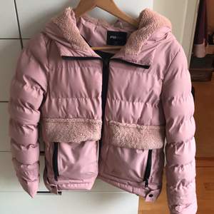 rosa puffer jacket från new yorker 