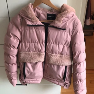 puffer jacket  - rosa puffer jacket från new yorker 