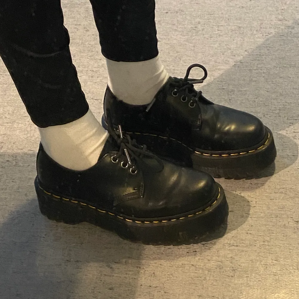 Säljer de finaste Dr. Martens 1461 Quad platform som endast är använda utomhus ett fåtal gånger. Säljer på grund av för stor storlek, har vanligtvis storlek 36 och det är 37 i skorna. Nypris ligger kring 2000kr och fraktkostnad ingår i mitt pris 🖤. Skor.