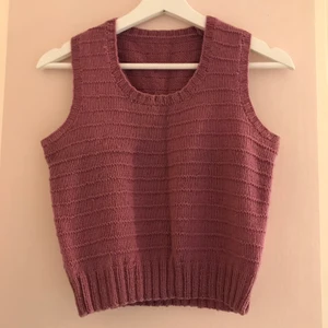Stickad väst - Superfin stickad väst :) Jag på bilden har storlek S i vanliga fall. 110kr+frakt 🌸