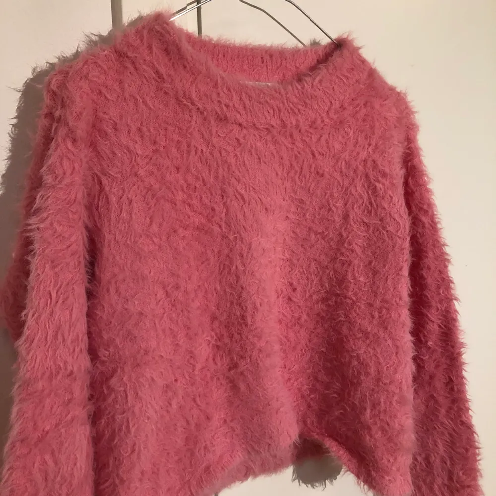 Rosa tröja från barnavdelningen, men jag använder  som crop top med trekvartsärm och är en S/M i storlek vanligtvis. Sparsamt använd. Färgen är som på andra bilden. Tröjor & Koftor.