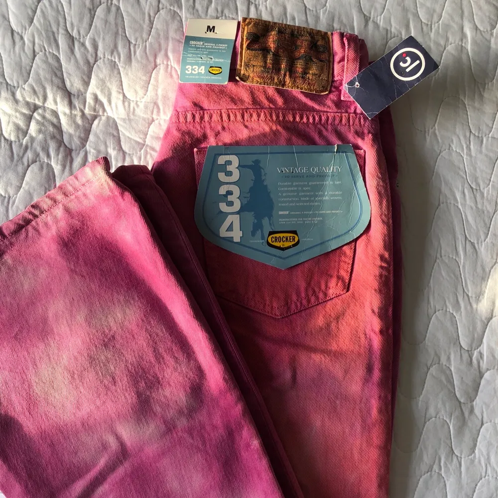 Sprillans nya jeans från 80-talet med lappar på! Supercoola med tid dye och melerad rosa färg (på vänster jackficka är färgen lite rosa-orange men det ska vara så!). Passar i längden på mig som är 175 cm men de är väldigt små i storleken. Det står strl M men är mer som en liten xs eftersom 80-talets jeans är kända för att inte vara ett dugg stretchiga 🤪 Unika!! Frakten går på 66kr 🖤. Jeans & Byxor.
