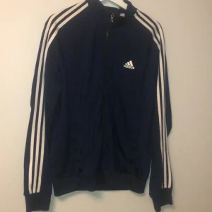 Adidas tröja - En adidas tröja i storlek S, självklart tvättas innan den skickas. Kan mötas upp i Stockholm.