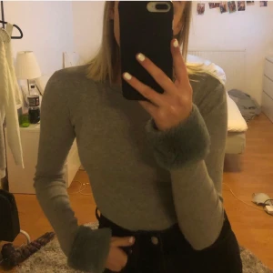 Zara långärmad tröja - jättefin och mysig tröja från Zara med fluff längst ner på ärmarna. den är använd 3-4 gånger men jag tycker den sitter för tight på mig✨🤍