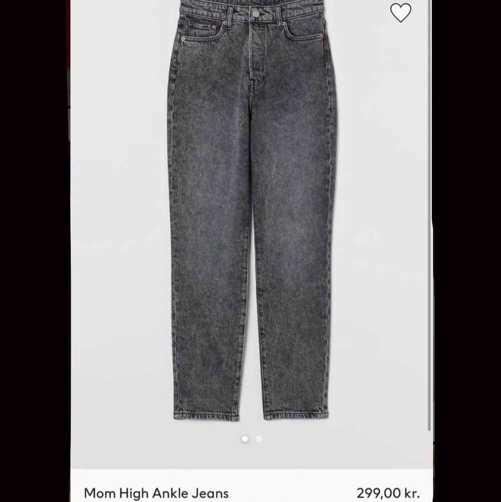 Jättesnygga och sköna svarta urtvättade mom jeans från H&M med hög midja och knappgylf. Utsålda i denna färg på hemsidan. Använda ca 2-3 gånger så jeansen är i väldigt bra skick med inga defekter. Nypris 299kr, mitt pris 95kr. Dm vid intresse, pris kan diskuteras. Kunden står för frakt🧚🏽‍♀️✨. Jeans & Byxor.
