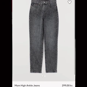 Svarta urtvättade mom jeans  - Jättesnygga och sköna svarta urtvättade mom jeans från H&M med hög midja och knappgylf. Utsålda i denna färg på hemsidan. Använda ca 2-3 gånger så jeansen är i väldigt bra skick med inga defekter. Nypris 299kr, mitt pris 95kr. Dm vid intresse, pris kan diskuteras. Kunden står för frakt🧚🏽‍♀️✨
