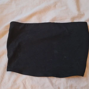 Tubtopp - Säljer denna fina tubtopp från hm, aldrig använd, endast testad 1 gång. Den har resår där uppe så den är ganska stretchig. Säljer den då den tyvärr är för liten för mig