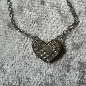 Halsband - Supergulligt halsband med hjärthänge.  