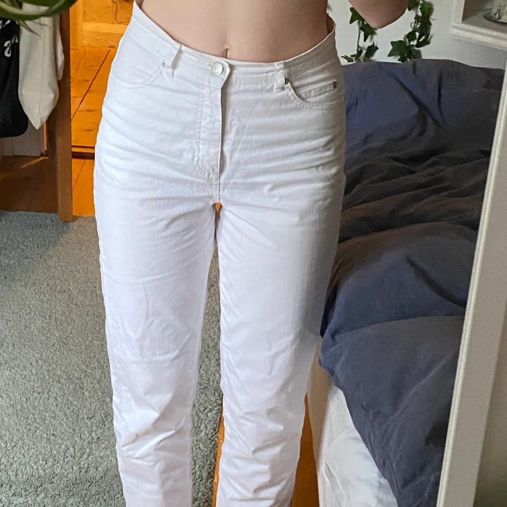 Dessa jeans är köpta på secondhand och på lappen står det ”a feeling of joy”. Jättefina men tyvärr så är de ganska genomskinliga. Har fina detaljer på bakfickorna och är raka i benen. Även väldigt tunna så passar perfekt till sommaren! Sitter superfint🤎🤍. Jeans & Byxor.