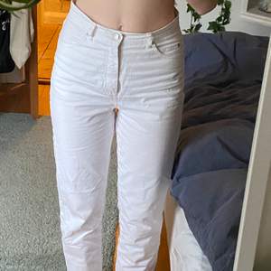 Dessa jeans är köpta på secondhand och på lappen står det ”a feeling of joy”. Jättefina men tyvärr så är de ganska genomskinliga. Har fina detaljer på bakfickorna och är raka i benen. Även väldigt tunna så passar perfekt till sommaren! Sitter superfint🤎🤍