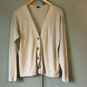 Cardigan  - Cardigan ifrån Gina, snygg och i bra skick🥰
