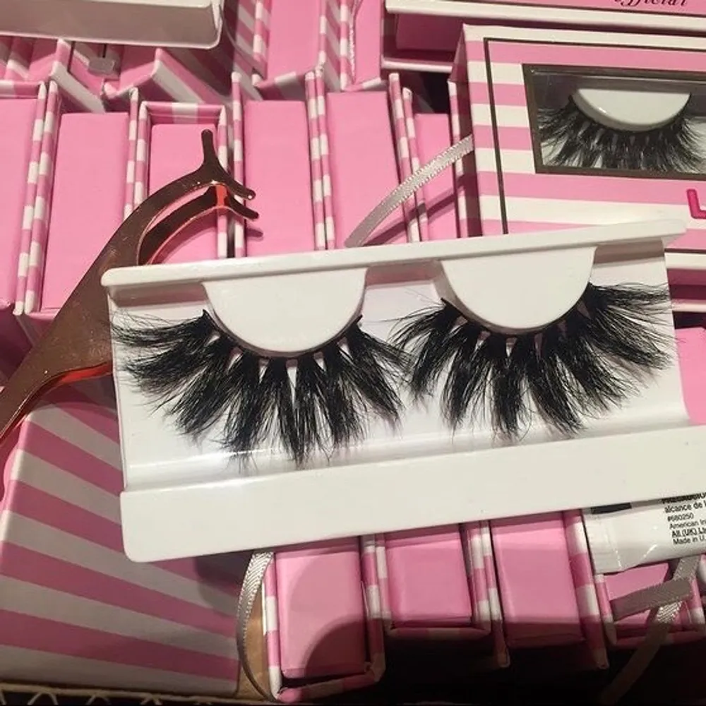 Cruelty free, bra kvalite, fluffiga, 3D effekt, lätta att applicera på 💕 Man kan använda fransarna mellan 20-30 ggn. Vid god skötsel. Följ gärna min frans sida på instagram @Lashbarofficial. Asusteet.