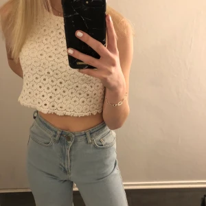 Topp  - En vit fin topp✨ ifrån kappahl✨ i storlek 146/152✨köparen står för frakten✨