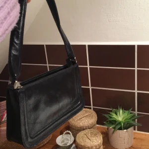 Svart väska ifrån märket Vezzano - Super fin svart väska som jag hittade i en secondhand affär i somras, men tyvärr aldrig kommer till användning. Väskan är ifrån märket Vezzano och är i färgen svart, men i vissa ljus kan den nästan se mörk blå ut⭐️🧸🙏🏻🥂🥰