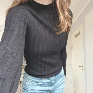 Långärmad tröja - En svart, stickad långärmad tröja med krage från Nakd. Superfin att ha under en tshirt💗 Använd en del men i fint skick!