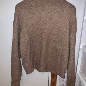 Lite oversize ljusbrun stickad tröja med halvpolo från H&M, i strl xs i bra skick!💘 pris:100kr+frakt