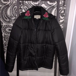 Gucci Dam Jacka - Knappt använd har använt den max 2 gånger , är i jätte bra stick.