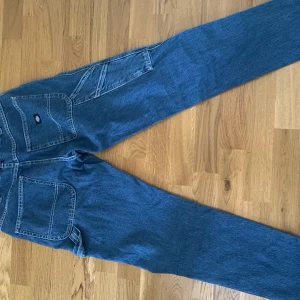 Dockors jeans - Jag säljer mina helt oanvända dockies byxor i str 30/32 som jag köpte för ett halv år sen. Nypris:800kr