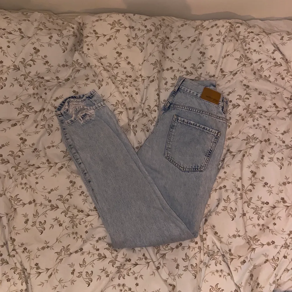 Ljusblåa jeans med ”söndriga” ben från Gina!. Jeans & Byxor.
