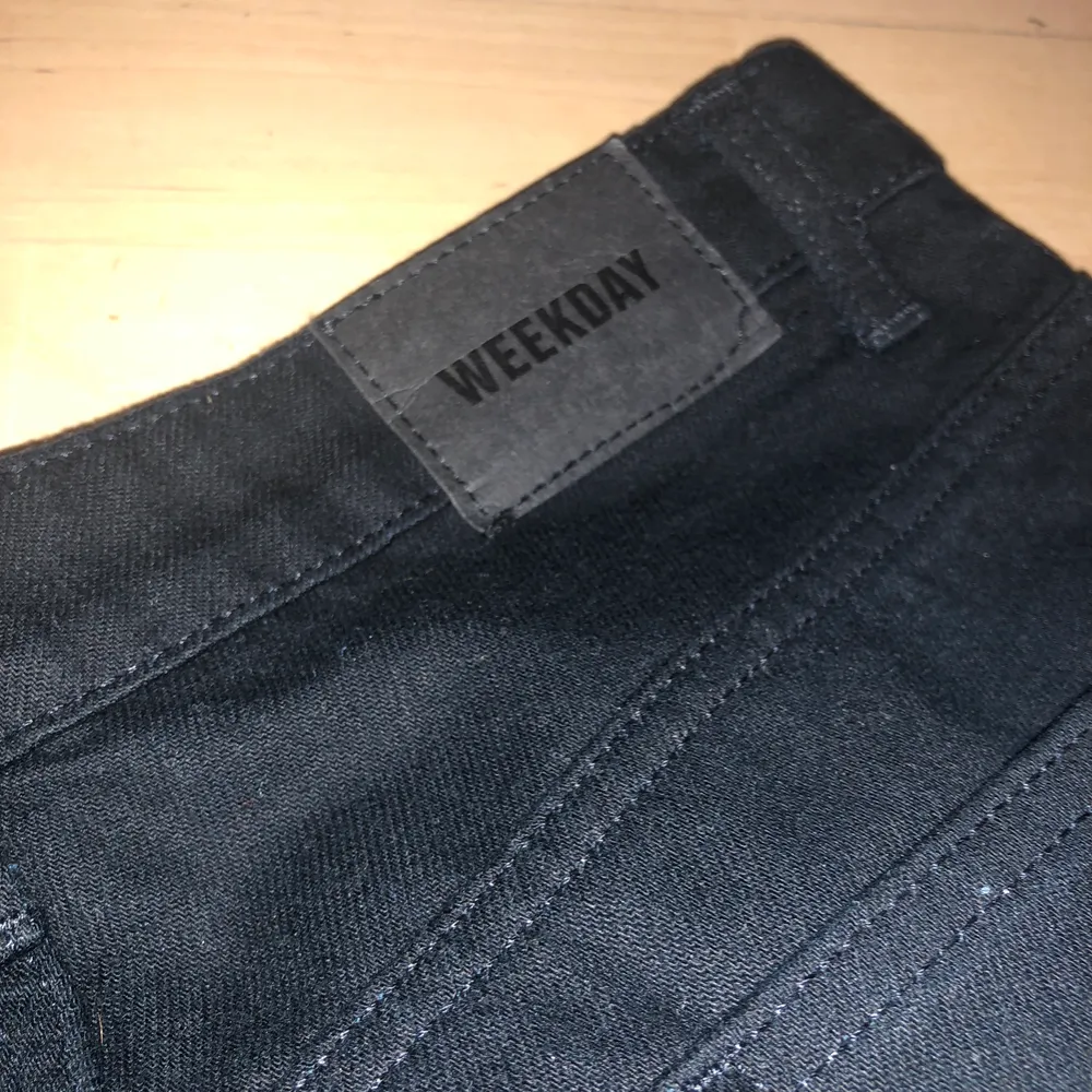 Svarta weekday jeans i modellen ROW. Storlek W 27 L30. Använda 1 gång. Köparen står för frakt!. Jeans & Byxor.