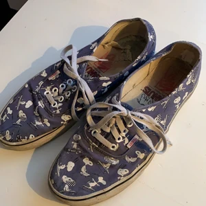 Limited edition snobben vans - Unika vansXpeanuts i storlek 43. Dessa säljs nya på kickscrew för 1400kr. Något slita invändigt men ser ut som nya om de tvättas (tvättas av mig vid köp). Buda i kommentarerna med start på 500 kr💕