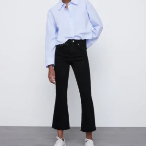 Svarta jeans från Zara - Säljer dessa fina svarta jeans med fransar längst ner från zara. Helt oanvända, endast testade. Storlek är 34 men de är ganska små i storleken så skulle säga att storleken är mellan 32/34. Säljer för 199kr då de är som nya, priset kan diskuteras.:))