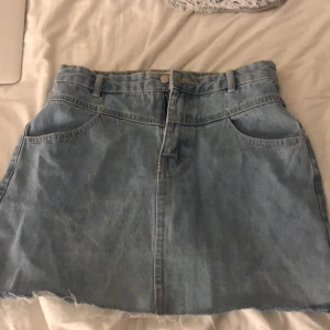 Jeanskjol  - Jeanskjol från pull and bear, säljer pga att den inte kommit till användning