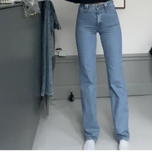Zara Jeans - Jättesnygga raka Zara jeans i strl 34. Säljs inte längre på deras hemsida. Aldrig använda endast testade. Säljer då jag redan har många jeans o dessa inte kmr till användning. Bra längd på mig som är 173 cm lång funkar nog även på nån som är lite längre, går även att klippa för dom som är kortare. Frakt tillkommer på 66 kr.