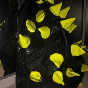 Väska me taggar - Riktigt annorlunda och cool skinnvästs ifrån Cypern! Neon gula/refelx taggar. Används ett fåtal gånger , buda eller skriv privat💕