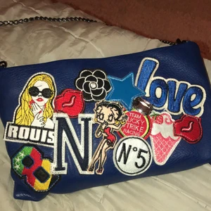 Läder väska - Mörkblå läderväska med insydda ”patches” på. Använd cirka 5-10 gånger. Svart insida.