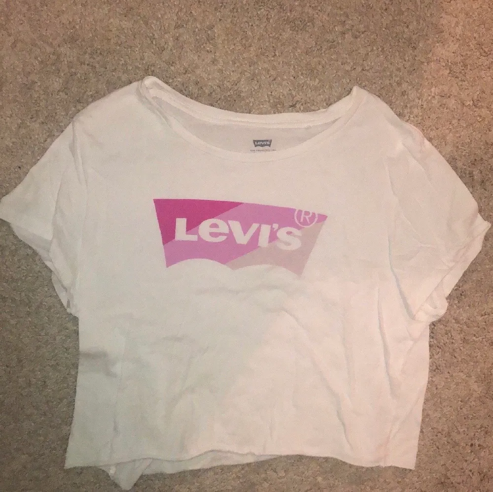 Levis tshirt, använt 1 gång. Strl L men har croppat den så den sitter boxy croppad på en S. Frimärken 44kr, spårbar 51kr🥰. T-shirts.