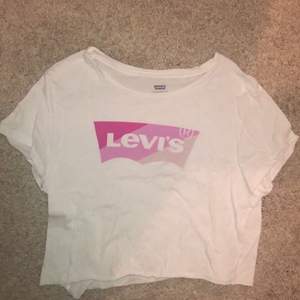 Levis tshirt, använt 1 gång. Strl L men har croppat den så den sitter boxy croppad på en S. Frimärken 44kr, spårbar 51kr🥰