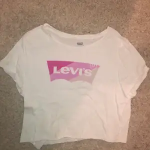 Levis tshirt, använt 1 gång. Strl L men har croppat den så den sitter boxy croppad på en S. Frimärken 44kr, spårbar 51kr🥰