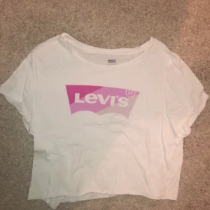 Levis rosa topp - Levis tshirt, använt 1 gång. Strl L men har croppat den så den sitter boxy croppad på en S. Frimärken 44kr, spårbar 51kr🥰