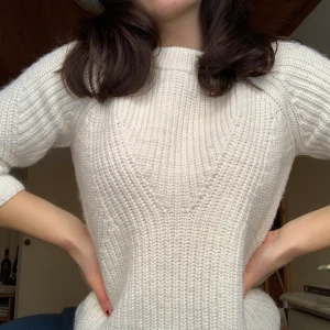 Kofta från STOCKH LM - Jättefin kofta från märket Stockh lm som tyvärr inte kommer till användning. Otroligt snygg stickning och modell med trekvartsärmar! 