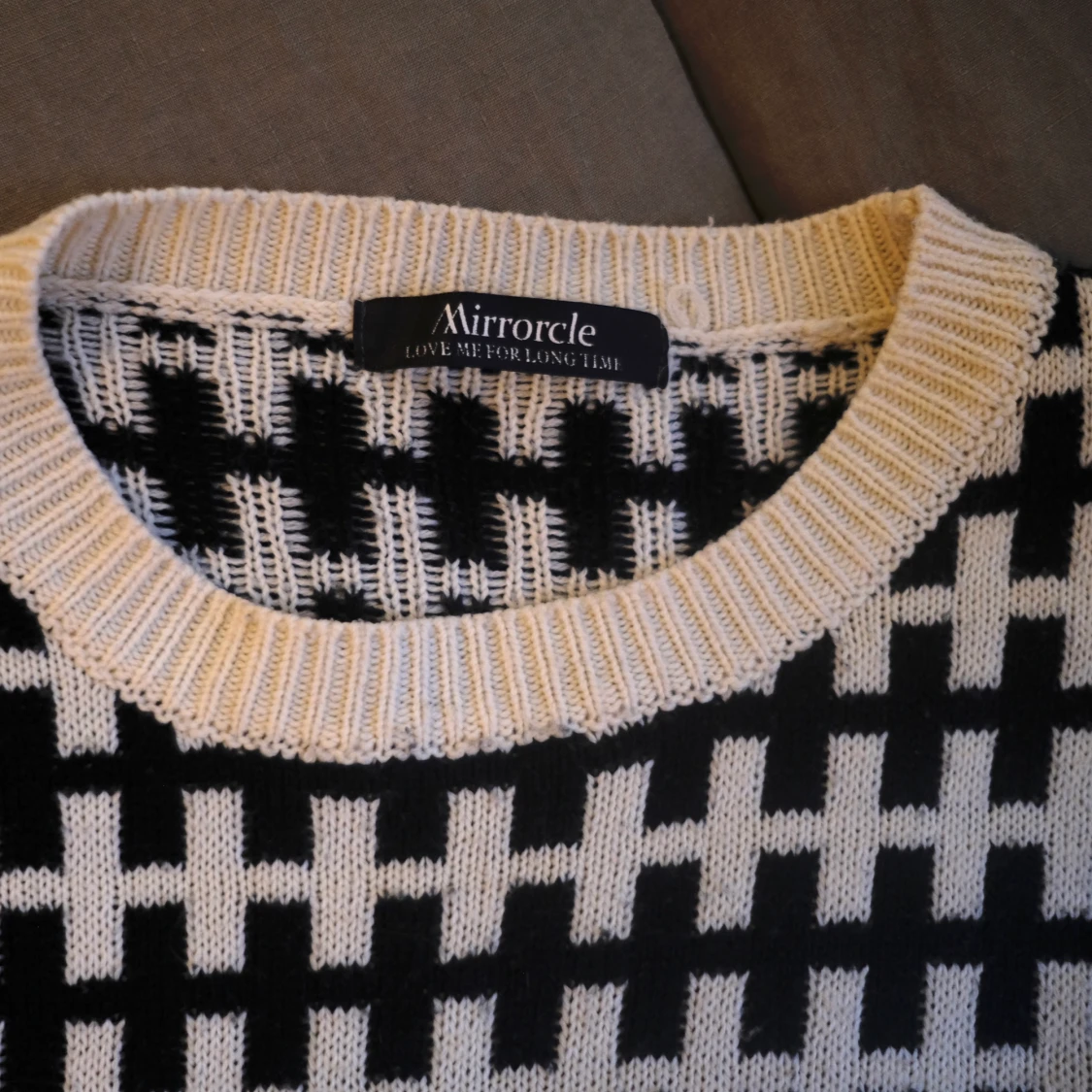 Stickad tröja i fint svartvitt mönster  - 91