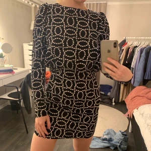 Klänning - Superskön klänning från Hm med inbyggda axelvaddar, jag är 166 cm.                                                                                Köparen står för frakten❣️                                                                  Priset går att diskutera vid snabb affär😊