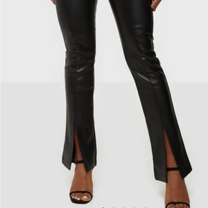 Snygga skinnbyxor med slits - Snygga skinnbyxor med slits. Har inte kommit till användning då prislappen även sitter kvar! Bud på 400