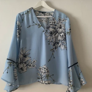 Blus - Superfin ljusblå blus från Vero Moda med volangärmar, endast använd en gång. 