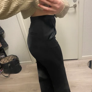 Wide leg kostymbyxor - Slutsålda kostymbyxor från Hanna Schönberg X NA KD, jättefint skick använt sparsamt. Perfekta på mig i midja och längd, är 168cm