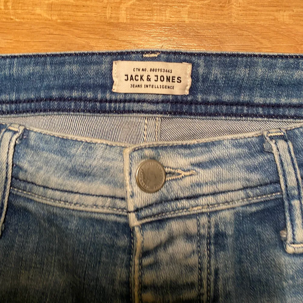 Säljer nu ett par skit snygga slitna jeans från Jack and Jones då jag slutat använda dom nypriset är 699 Skick 10/10  köparen står för frakten . Jeans & Byxor.