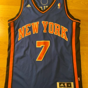 Basket tröja  - Säljer min basket tröja som jag köpte för 950kr skicket på den är 10/10 då den är ganska ny 