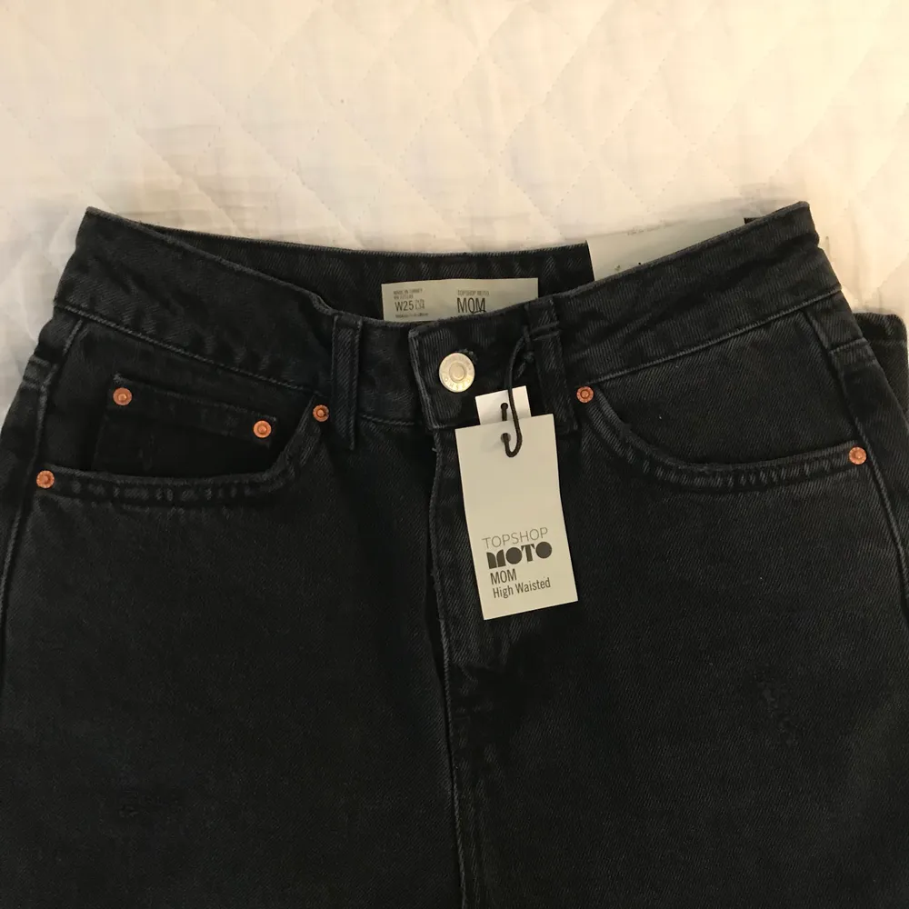 Köpte dessa momjeans från topshop, de va för små på mig. Därför kan jag inte testa de till bilderna.  Säljs pga av de kunde inte lämnas tillbaka gratis. Storlek 34 eller W25/L34⭐️. Jeans & Byxor.