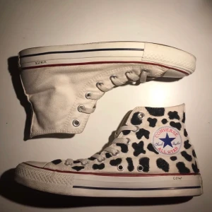 Converse  - Converse med insidan ko mönster och utsidan basic vit, skriv för fler bilder. Fraktar spårbart för 66kr
