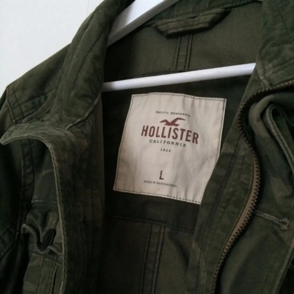 retro kamouflagejacka från Hollister.  funkar bra i både lättare kyla och värme.    nypris: £70 (ca 900 kr). Jackor.