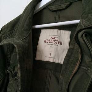 retro kamouflagejacka från Hollister.  funkar bra i både lättare kyla och värme.    nypris: £70 (ca 900 kr)