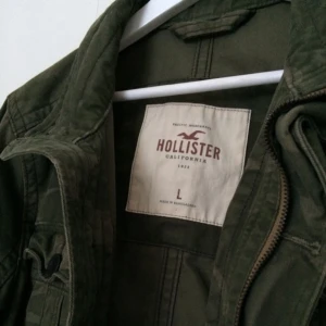  - retro kamouflagejacka från Hollister.  funkar bra i både lättare kyla och värme.    nypris: £70 (ca 900 kr)