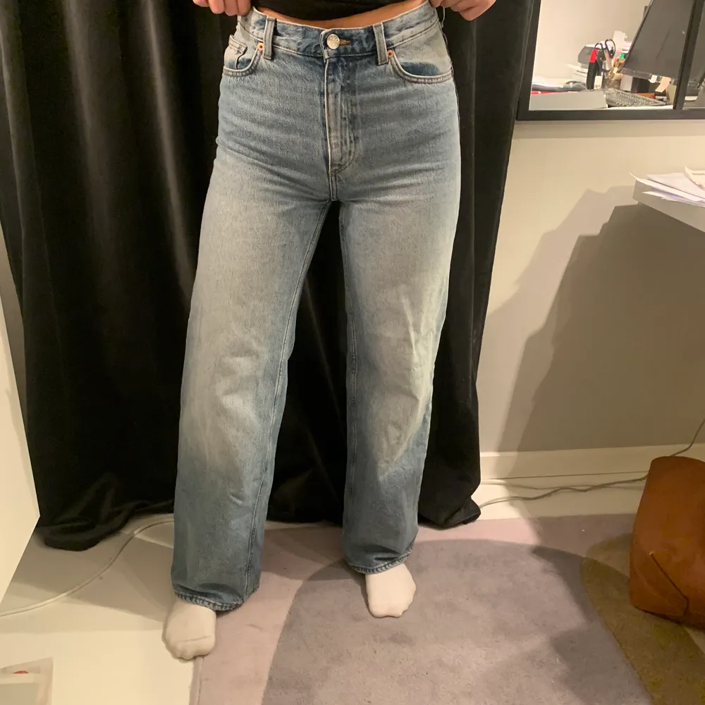 Säljer mina trendiga jeans från Monki. W27. Jeans & Byxor.