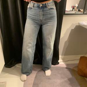 Säljer mina trendiga jeans från Monki. W27